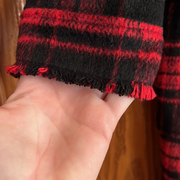 Super soft, lighter weight red and black plaid jacket ❤️🖤 - Picture 2 of 7